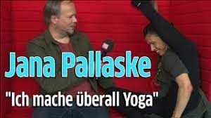 Select from premium jana pallaske of the highest quality. Jana Pallaske Uber Die Vampirschwestern 3 Und Yoga Am Set Youtube