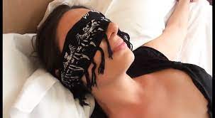 Offerte les yeux bandes a un inconnu dans un hotel | xHamster