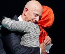 الملياردير الأميركي جيف بيزوس أضاف 13 مليار دولار إلى ثروته وهي أكبر قفزة في يوم واحد للفرد بعدما ارتفعت أسهم أمازون. Ù…Ù† Ù‡Ùˆ Ø§Ù„Ù…Ù„ÙŠØ§Ø±Ø¯ÙŠØ± Ø§Ù„ÙŠÙ‡ÙˆØ¯ÙŠ Ø§Ù„Ø°ÙŠ Ø§Ø­ØªØ¶Ù†ØªÙ‡ Ø®Ø·ÙŠØ¨Ø© Ø®Ø§Ø´Ù‚Ø¬ÙŠ
