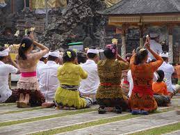18 Jenis Doa Dalam Hindu Saat Melakukan Aktivitas Sehari Hari Dari Bangun Tidur Hingga Tidur Lagi Telusurbali Com