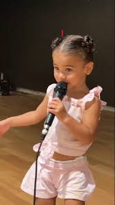 Fofura no palco! Filha do Neymar, Mavie canta, dança e rouba a cena De  microfone na mão, a filha de Neymar Jr. e Bruna Biancardi, Mavie, cantou e  dançou, fazendo um show