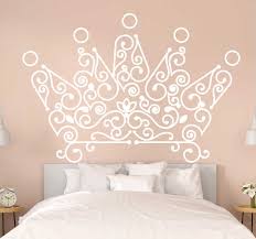 Si vous cherchez une solution pas chère et originale pour décorer la chambre, les les stickers tête de lit sont faciles à appliquer dans les murs et autres surfaces lisses. Adhesif Deco Tete De Lit Couronne Tenstickers