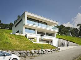 Einfamilienhaus Hanghaus Klaus Modern Edelstahlpool Luxushaus Mit Pool Luxushaus Im Hang Bauen Am Hang Architektur Haus Haus Hanglage Haus Architektur