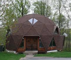 While Studying Geodesic Domes Fuller Had The Idea To Use Them As A Solution To Solve Postwar Housing Problem In T Geodesic Dome Homes Dome House Geodesic Dome
