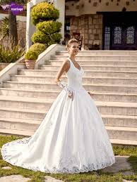 Mais ne vous en faites pas, vous trouverez une grande variété de styles et de formes, il y en a pour tous les goûts et. Les Robes De Mariee Point Mariage Collection 2016 Femme Actuelle