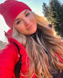 Prej se teď málo směju,… tak jsem si ten úsměv domalovala … 🤡 🎨 🎭  #speedskating #sport #life #skater #speedskater #czechia #girl #czechgirl  #blondie #makeup #ice #inzell #smile