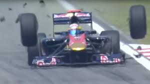 Als grund für den unfall nannte die scuderia einen technischen defekt. Formel 1 Sebastien Buemi Fliegen Beide Vorderrader Um Die Ohren Watson