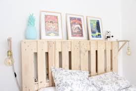 En effet, le contraste entre les poutres claires et le bois foncé renforce l'originalité du lit décalé vers le centre de la la fabrication reste simple, ais vous prendra un peu plus de temps qu'un modèle plus classique. Tutoriel Pour Construire Une Tete De Lit En Palette Facilement
