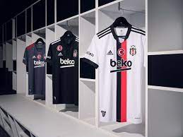 Zur saison 2010/11 wechselte quaresma in die türkei zu beşiktaş istanbul. Modelljahr 2021 22 Besiktas Stellt Drei Schicke Trikots In Die Vitrine Ligablatt Fussball Zur Stunde
