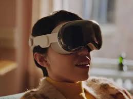 Vision Pro 2 : Apple ne lancerait pas un, mais deux nouveaux casques de  réalité mixte