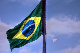 El estado peruano usa el pabellón nacional y la bandera de guerra. Facebook