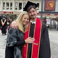 Lisa kudrow delighted her fans on friday as she shared a photo of her son julian. Lisa Kudrow S Son Julian Graduates From Usc People Com