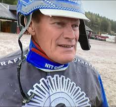 Nu börjar segrarna rasa in. Vikens Tracker och Carl Philip Lindblom vinner  på Färjestad. William Ekberg tränar.