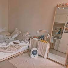 Selain dibuat berkaca agar penapilan lebih pede sebelum keluar rumah, penggunaan cermin di sudut kamar tidur juga memiliki nilai estetika tersendiri. Tips Dekorasi Kamar Tidur Bergaya Korea Simple Dan Mudah Dilakukan Kumparan Com