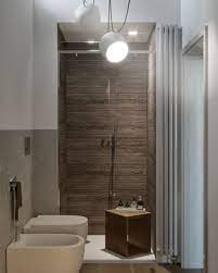 Altezza Rivestimento Di Un Bagno Piccolo Qual E La Scelta Migliore Non Esiste Una Regola Assoluta Molto Dipende Dal Tuo Gus Bagno Piccolo Bagno Bagno Legno