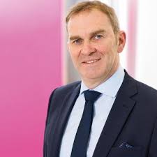 Personalie: Adler: Lothar Schäfer nimmt seinen Hut