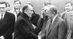 Découvrez sa biographie, ses photos, vidéos et interviews la dispersion aux enchères d'une partie de la bibliothèque de françois mitterrand s'est conclue par un. Haughey Insisted Mitterrand Stop Off At His Home For Champagne