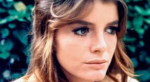 Elaine Robinson's Instagram, Twitter & Facebook