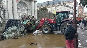 VIDÉO - "On ne va pas mourir sans se taire" : le mouvement des agriculteurs s'amplifie | TF1 INFO