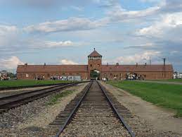 Le paradoxe de cette petite ville, sa modernité et sa proximité aux restes du camp de concentration. Auschwitz Wikipedia