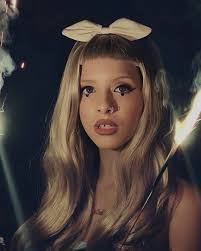 Sarah Dahms's Instagram, Twitter & Facebook