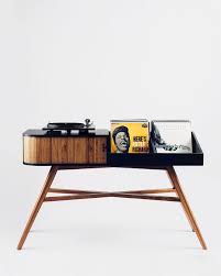 The Vinyl Table A Mid Century Modern Inspired Record Player Cabinet Made Out Of Valchromat And Oak With A Tambour D Avec Images Meuble Vinyle Mobilier De Salon Meuble Dj