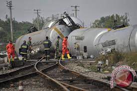 Fotocopy ktp atau identitas pemilik tiket. Satu Tewas 127 Luka Saat Kereta Anjlok Dan Terbakar Di China Tengah Antara News