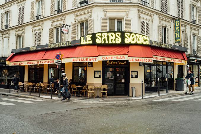 65 Rue Jean-Baptiste Pigalle – Le bistrot-bar de nuit le plus énergique et branché du South Pigalle, où la foule déborde joyeusement sur le trottoir.