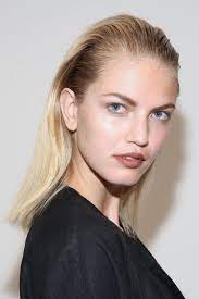 Frisuren Mittellang Nach Hinten Gelen Kaemmen Stylen Blond Kurze Haare Nach Hinten Stylen Haare Nach Hinten Haare Nach Hinten Frauen