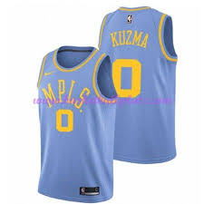 32 punkte, 11 rebounds und 10 assists. Los Angeles Lakers Trikot Herren 2018 19 Kyle Kuzma 0 Light Blau Hardwood Classics Basketba Los Angeles Lakers Kyle Kuzma Jersey Los Angeles Lakers Basketball