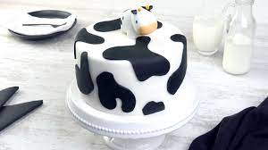 kunstvoller kuchen mit kuhflecken buttercreme und fondant kuh kuchen frosch kuchen kuchen torte kindergeburtstag