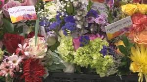 Mig volunteered with random acts of flowers here in knoxville, tn. Random Acts Of Flowers Has Delivered 100k Bouquets In East Tennessee Wbir Com