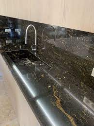 Cuisine plan de travail granit. Cuisine Avec Plan De Travail Credences Et Ilot En Granite Barroco Poli Brillant Grey Bathrooms Home Decor Sink