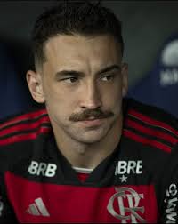 🚨 é inadmissível o Filipe Luís deixar o melhor zagueiro do Flamengo no  banco de reservas. O Varela jogando muito e o pardal deixa no banco, vai  tomar no cu Filipe