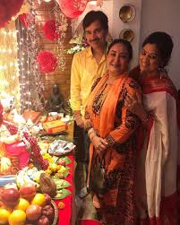 Jaspinder Narula Affairs Today Updates Family Details Biodata Newlook Wiki Go Profile All Celeb Profiles Tollywood Bollywood Kollywood Hollywood Go Profiles Jaspinder narula (born 14 november 1970) is a punjabi singer and bollywood playback singer.