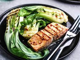 Pak choi und paprika in streifen schneiden und zusammen mit den kleinen champignons fünf minuten in kokosöl bei mittlerer hitze anbraten. Gegrillter Wildlachs Mit Pak Choi Followfood
