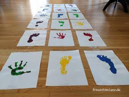Quasten basteln wickeln sie die wolle ungefähr 15 mal um die hand, binden sie den strang zwischen dem kleinen und dem ringfinger mit. 5 Minuten Diy Hupfspiel Fur Kinder Ganz Easy Selberbasteln