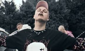 Odpowiedź wcale nie jest taka oczywista — dojrzałe teksty i poważny wygląd znacznie utrudniają określenie wieku wschodzącej gwiazdy rapu! Ile Chillwagon Zainwestowal W Plyte Kwota Robi Wrazenie Glamrap Pl