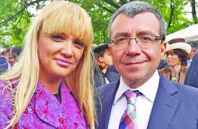 BODE, ÎNCĂLECAT: BLONDELE CONDUC INTERNELE!