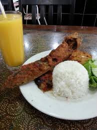 Haluskan bumbu sampai halus dengan cara di blender atau diuleg, lalu tumis. Ayam Penyet Di Ayam Bakar Wong Solo Saji My