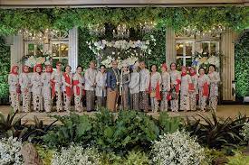 Nuansa adat sunda terlihat jelas pada ukiran backdrop di balik meja akad nikah. Pernikahan Adat Sunda Dengan Tema Classic Garden The Wedding The Bride Dept