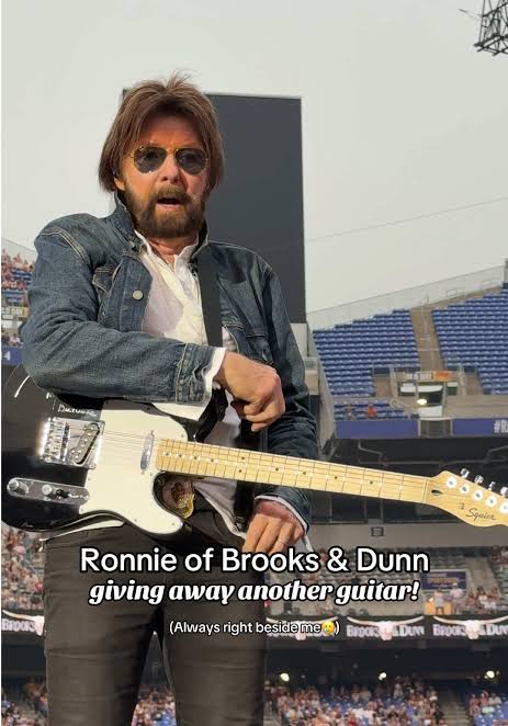 Ronnie of Brooks & Dunn Gives Away Guitar at Concert
