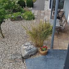 Terrasse Und Wege Mit Verschiedenen Pflastersorten Und Kiesbeet Terrassengestaltung Terrassenplatten Terassenplan In 2020 Garten Landschaftsbau Garten Garten Design