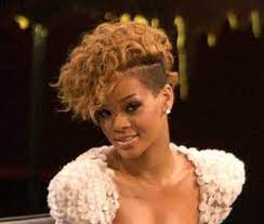 Quite Nice Short Curly Hair Pics Of Rihanna Curly Hair Nice Pics Quite Rihanna Short Styling Kurzes Haar Tolle Haare Promi Kurze Haare
