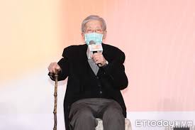 資深導演李行昨天晚間9時 55 分病逝，享耆壽 91 歲。李行影響台灣電影深遠，縱橫影界逾 70 年，從台語片、健康寫實、瓊瑤電影都有他的代表作，被稱為「台灣電影教父」。 導演李行 2019 年出席國家電影中心 25 日在台北舉行「世界影音遺產日x國影 40 」記者會。 Ppvhk Fxzihlhm