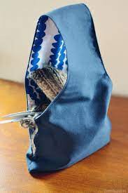 In the article how to sew a zipper bag: Handy Reversible Knitters Project Bag Nadel Gabel