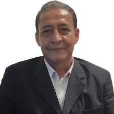 Policía esposa a reportera y la expulsa del Palacio Municipal de Cadereyta