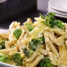 Pluma Con Pollo Y Brocoli Estilo Alfredo Receta Pasta Con Brocoli Comida Saludable Pollo Recetas De Pastas