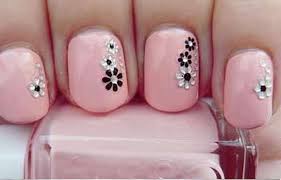 Cuantas hemos visto a nuestros niños o niñas haberse pintado la cara o las uñas o haberles pintado a sus muñecas como lo hace mamá, algo tan normal ya que están conociendo, experimentando el mundo abi super disfruto de la actividad hasta pidió más manos y pies y otros colores de témperas. 75 Disenos De Unas Decoracion De Unas Decoradas Con Flores Faciles