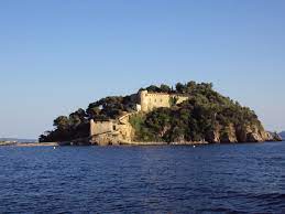 It is a strategic site, providing respite from the easterly wind and a watch point for the harbours of hyères and toulon. Fort De Bregancon Wikipedia